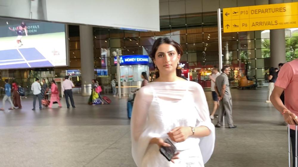 palak-tiwari-was-spotted-at-the-airport-upon-her-arrival-looking-stylish-and-effortlessly-chic